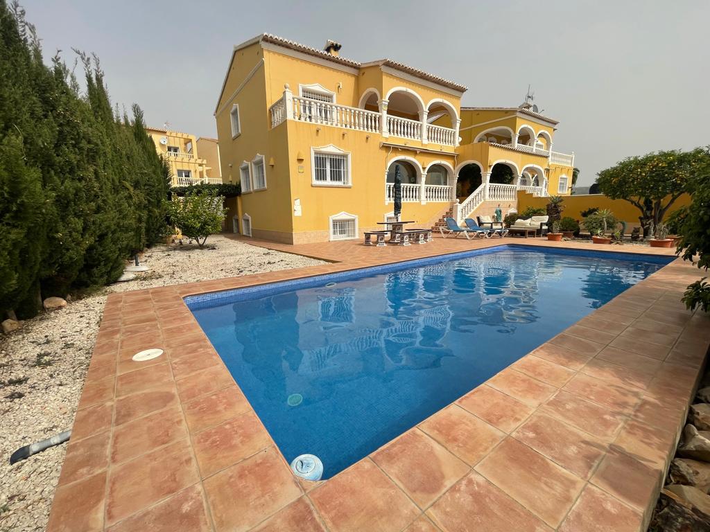 Villa with 4 bedrooms in Calpe. It consists in 2 independent homes, with private pool, with lovely panoramic views to surrounds and Calpe Rock Peñón de Ifach.